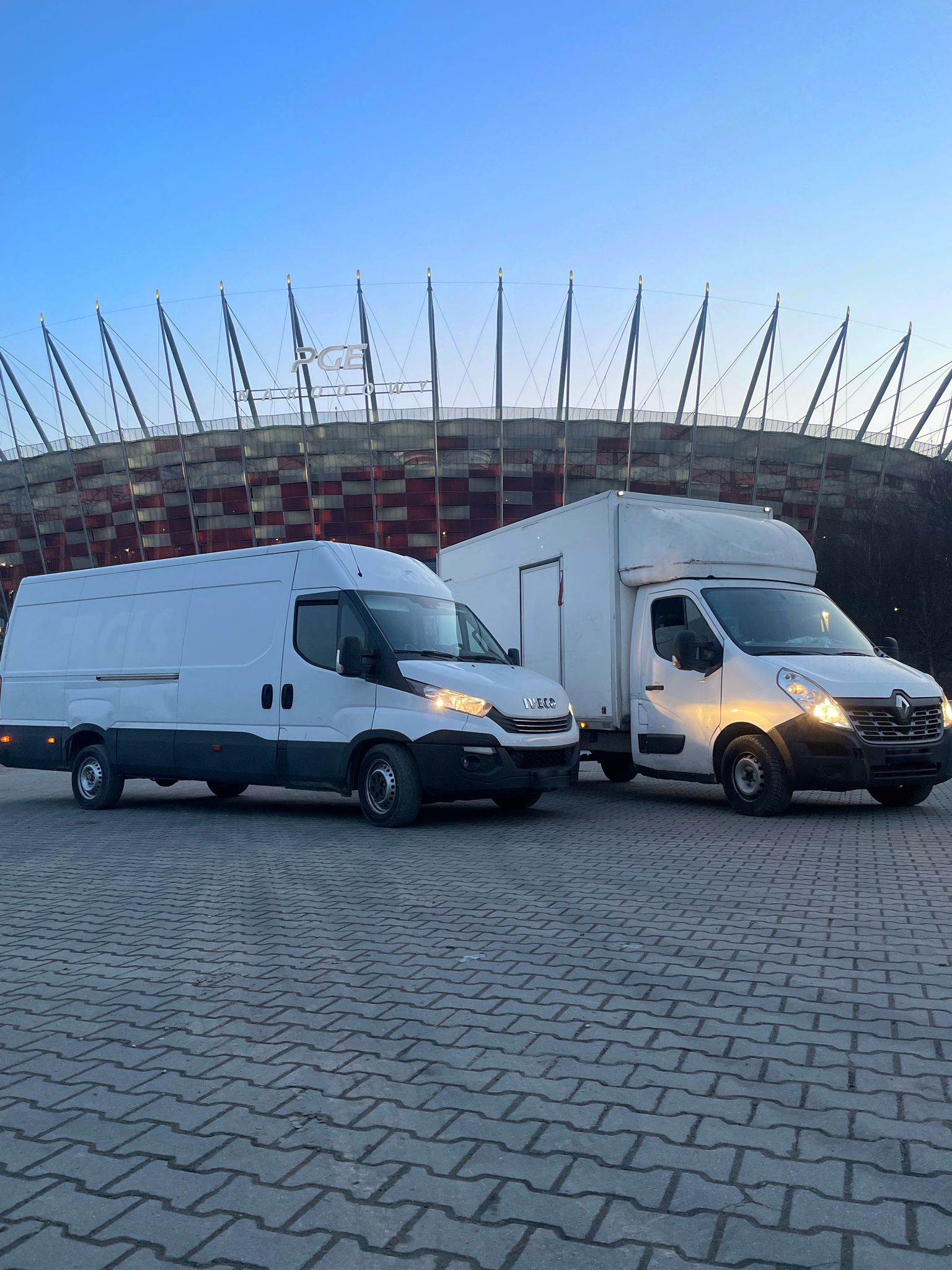 Samochód z windą i bus Iveco przed Stadionem Narodowym w Warszawie