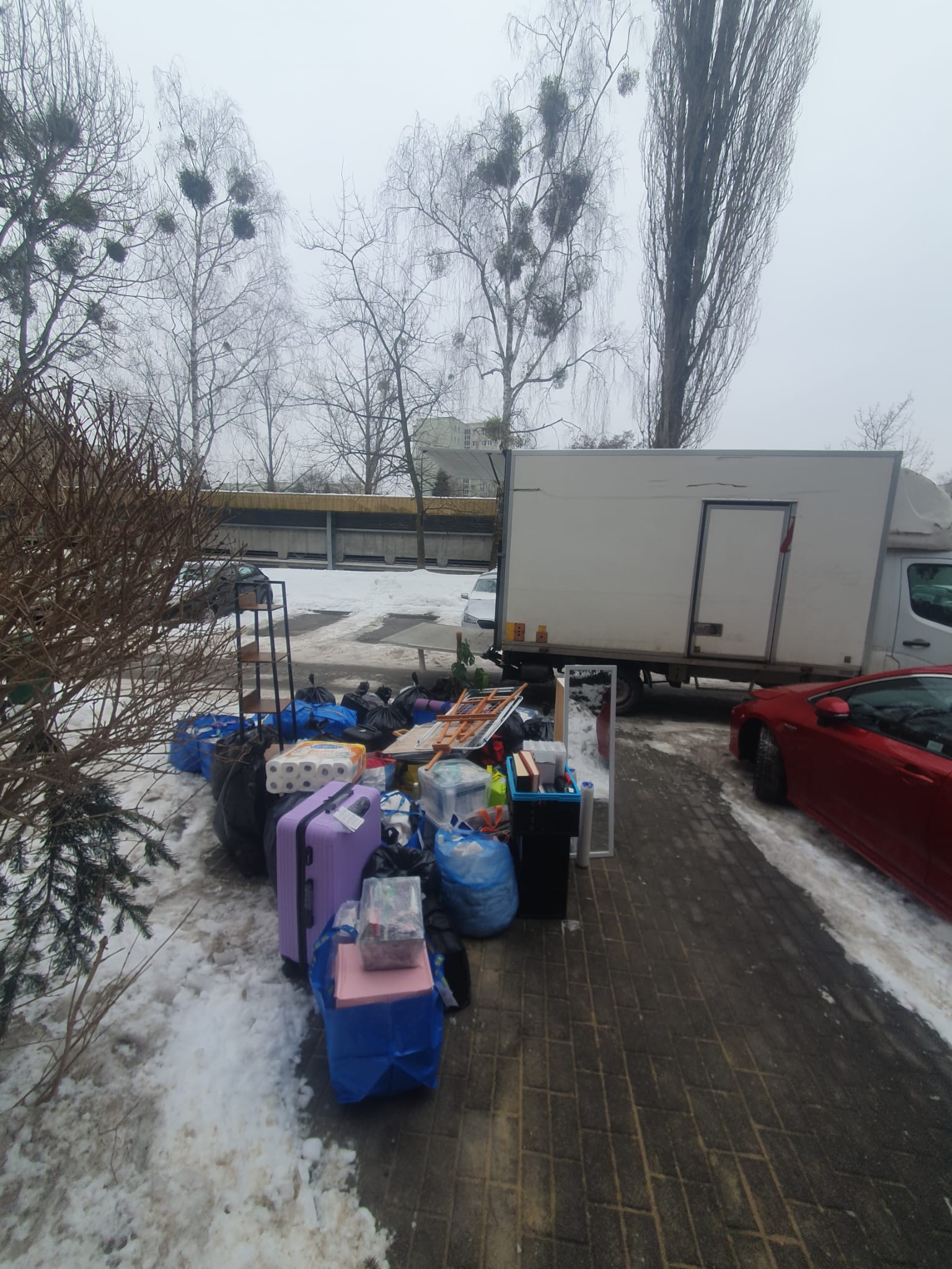 Rzeczy z mieszkania na Ochocie przygotowane do załadunku obok samochodu